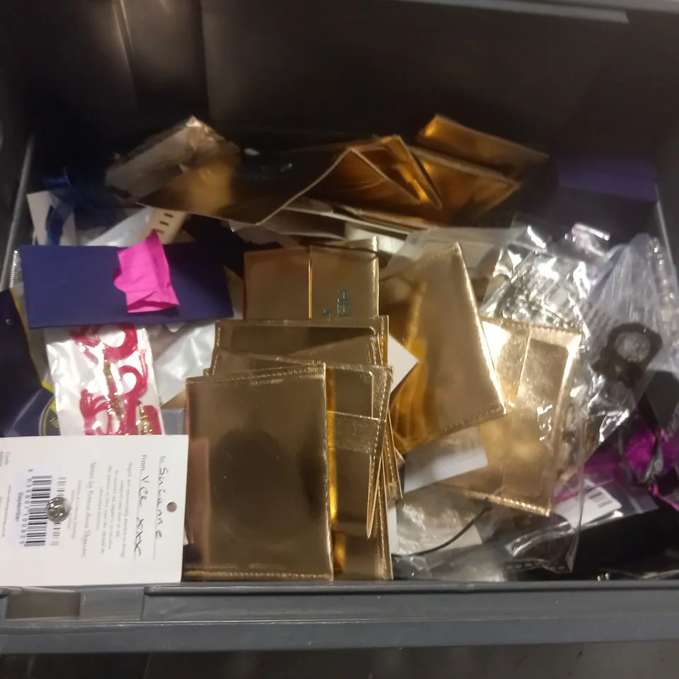 LOT OF ASSORTED JEWELLERY AND WATCH ITEMS TO INCLUDE EARRINGS, WATCHES AND NECKLACES