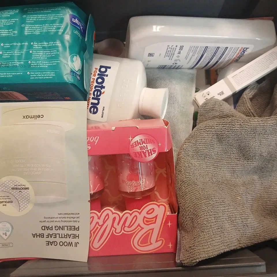 APPROXIMATELY 12 ASSORTED HEALTH & BEAUTY PRODUCTS TO INCLUDE BARBIE SHIMMER BODY MIST TRIO, BIOTENE MOUTHWASH, ULTREX SABITARY PADS, ETC - COLLECTION ONLY