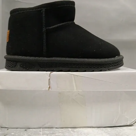 BOXED PAIR OF UNBRANDED KID'S BOOTS IN BLACK SIZE UNSPECIFIED