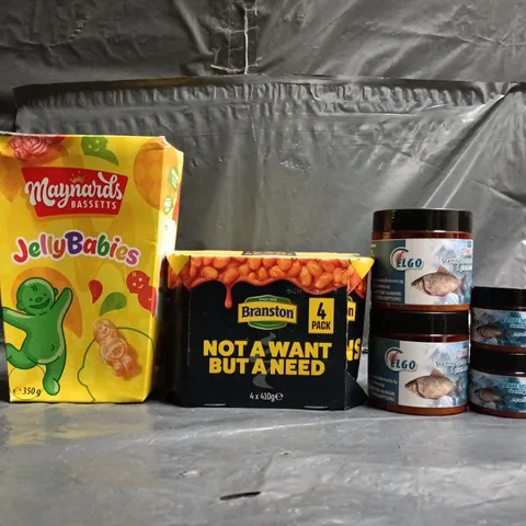 APPROXIMATELY 20 ASSORTED FOOD AND DRINK ITEMS TO INCLUDE BRANSTON BEANS, JELLY BABIES, ETC