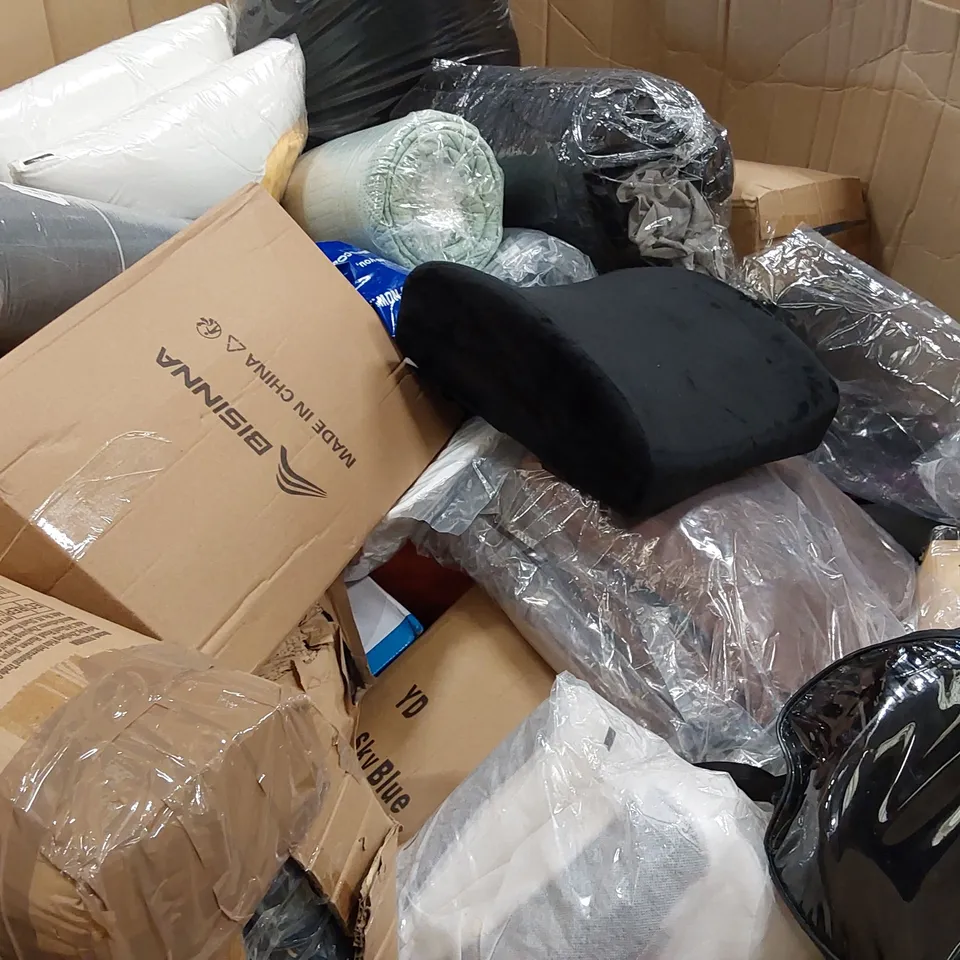 PALLET OF ASSORTED BEDROOM AND COMFORT BASED PRODUCTS TO INCLUDE; PILLOWS, SUPPORT SEAT CUSHIONS AND SIMILARLY RELATED GOODS 