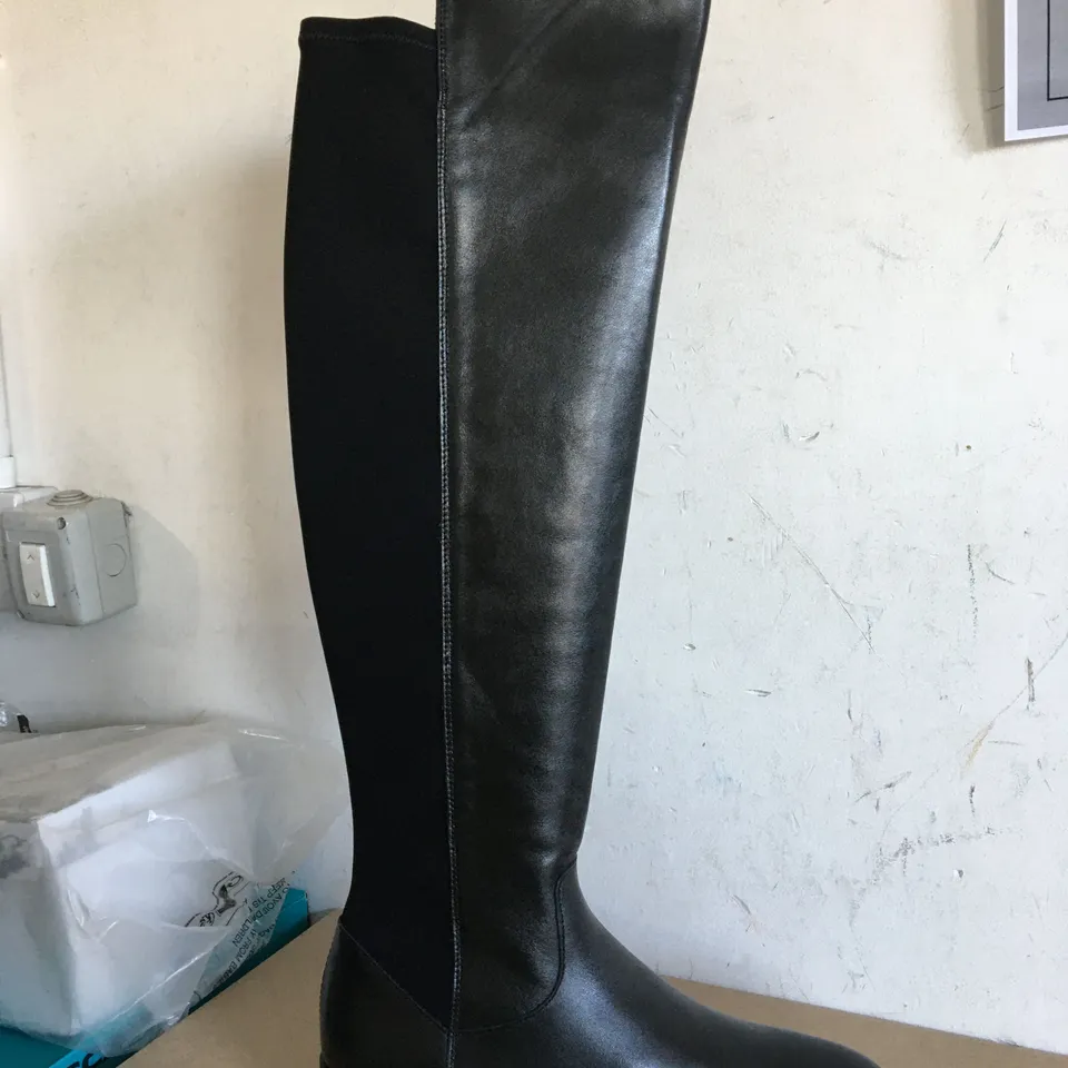 BOXED PAIR OF SIZE 7.5D CLARKS BLACK KNEE-HIGH BOOTS