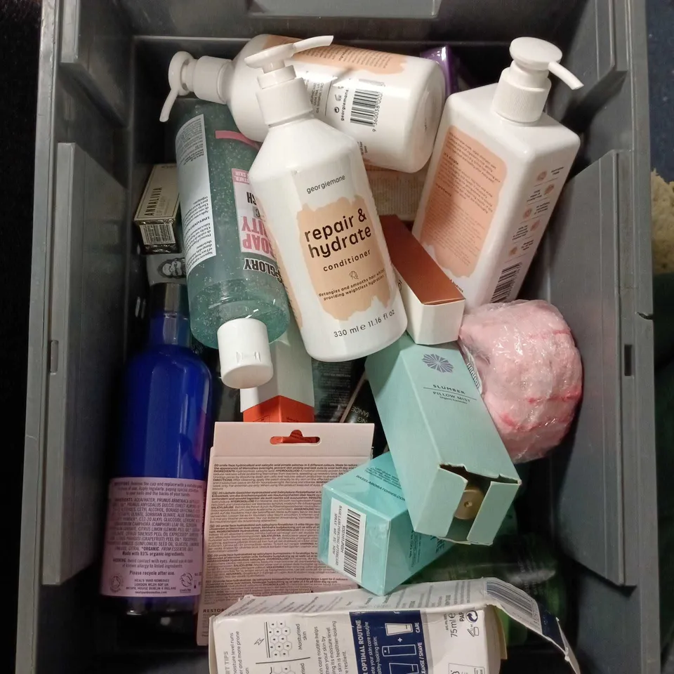 APPROXIMATELY 25 ASSORTED COSMETICS ITEMS TO INCLUDE SHAMPOO, BABY BODY WASH AND DOVE BODY WASH