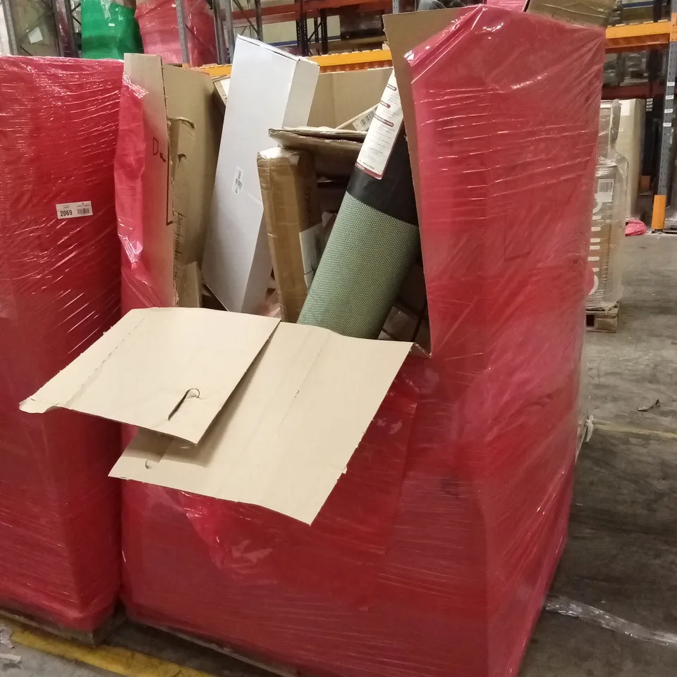 PALLET OF ASSORTED HOUSEHOLD GOODS AND PRODUCTS TO INCLUDE; CHAIR MAT, YOGA MAT, BAMBOO BATH TRAY ETC