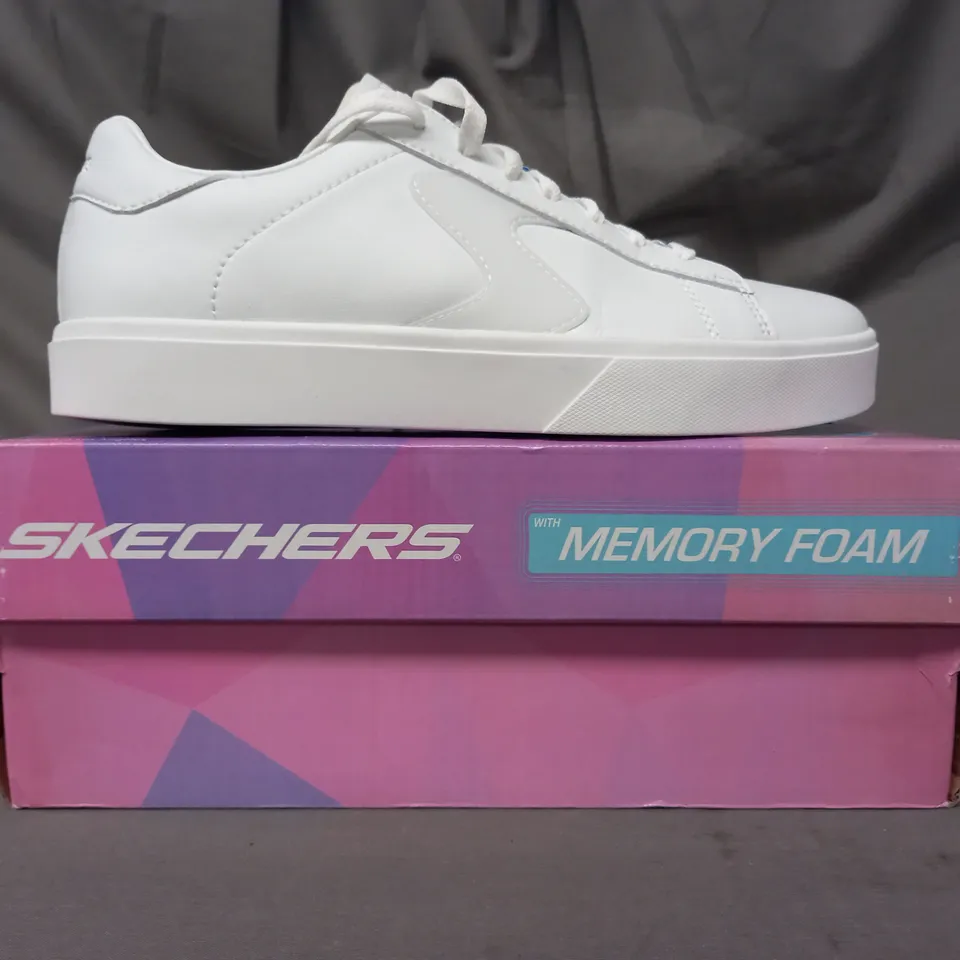 BOXED PAIR OF SKECHERS COURT CLASSIC EDEN TRAINERS IN WHITE SIZE 5