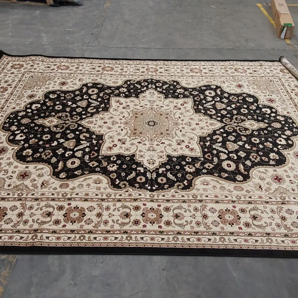 ROME MACHINE WOVEN TRADITION-STYLE CARPET // SIZE: 280 X 380cm