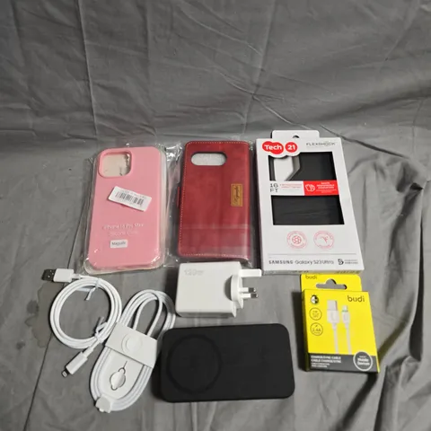 APPROXIMATELY 15 ASSORTED SMARTPHONE ACCESSORIES TO INCLUDE CHARGING CABLES, PLUGS, PHONE CASES ETC