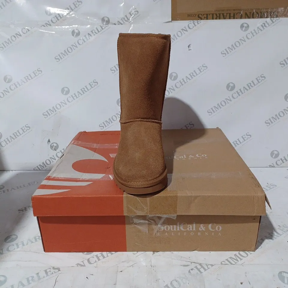 BOXED PAIR OF SOULCAL & CO TAHOE SNUG BOOTS IN CHESTNUT SIZE 6