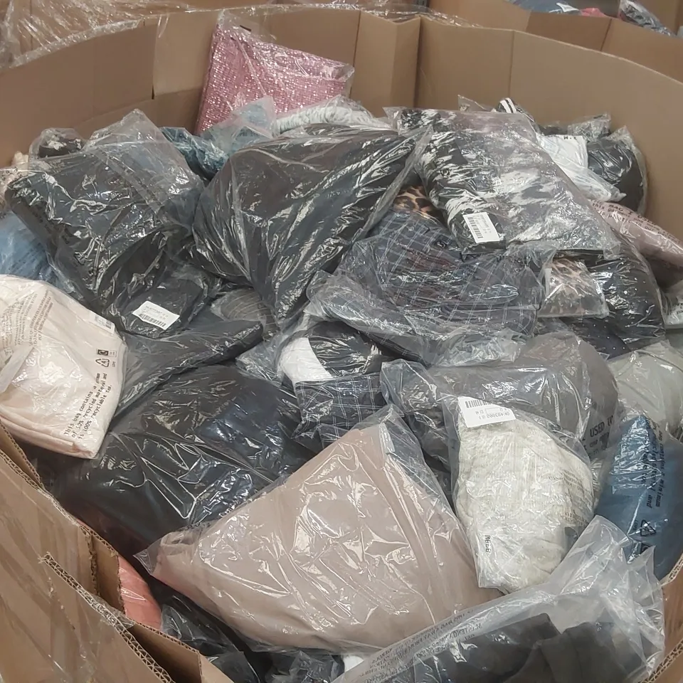 PALLET CONTAINING APPROXIMATELY 650x BRAND NEW ASSORTED DESIGNER CLOTHING ITEMS INCLUDING: SIMPLY BE DRESSES, JD WILLIAMS SHOES, SIMPLY BE JEANS ECT