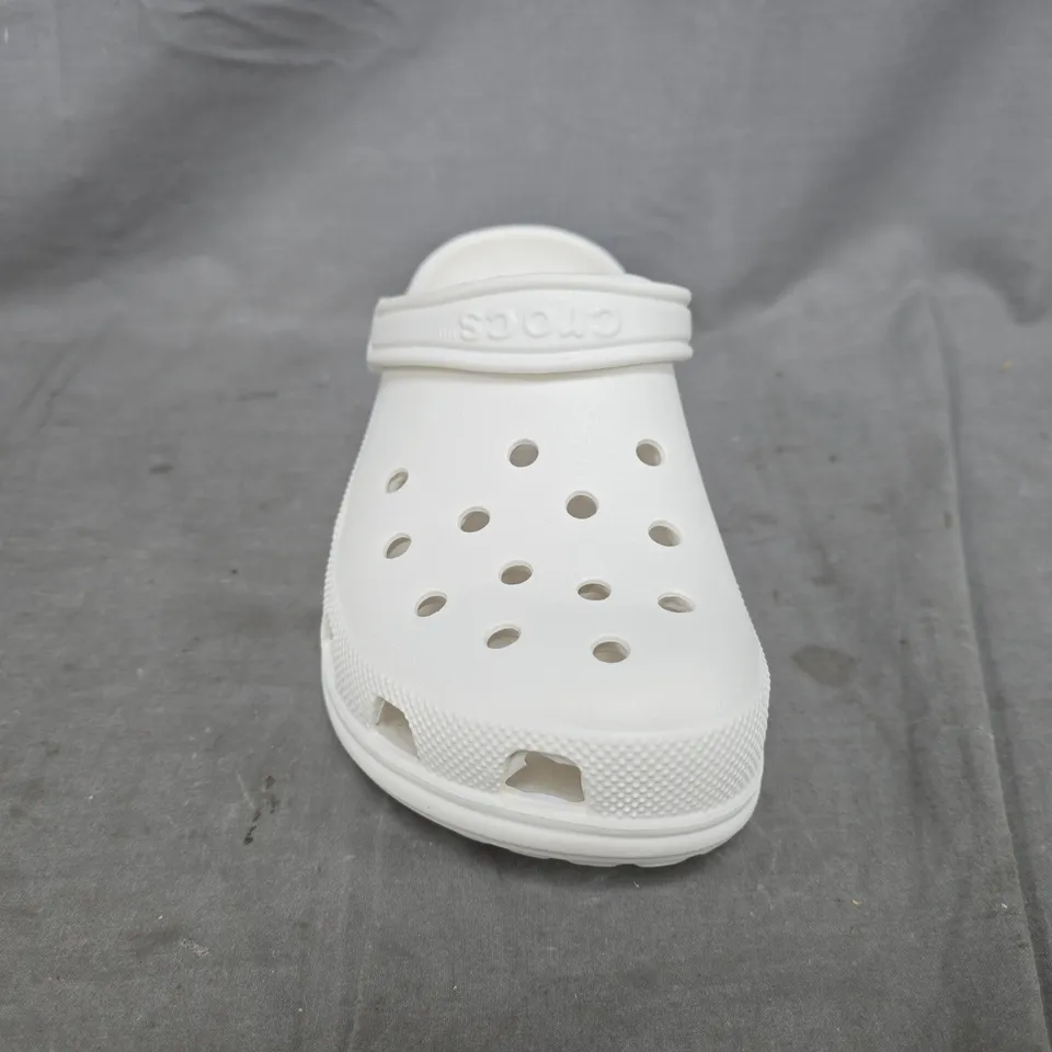 UNBOXED PAIR OF CROCS CLASSIC ALL TERRAIN CLOGS IN WHITE SIZE UK M7/W10