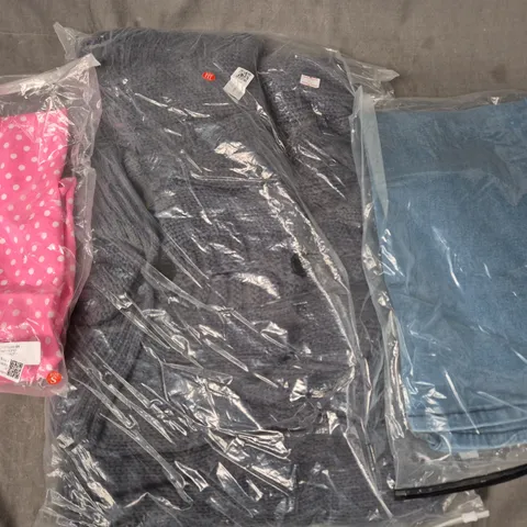 APPROXIMATELY 25 ASSORTED CLOTHING AND FASHION PRODUCTS IN VARIOUS STYLES AND SIZES - COLLECTION ONLY