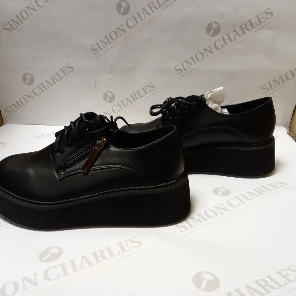 DESIGNER KOI VEGAN ZANGARO BLACK FLATFORM SHOES SIZE 5
