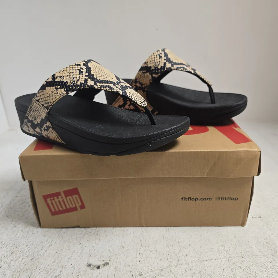 BOXED PAIR OF FITFLOP LULU SNAKE TOE-POST SANDALS IN HAZY TAUPE/BLACK SIZE UK 4