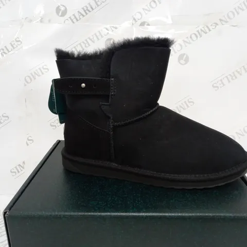 BOXED PAIR OF EMU AUSTRALIA SUMMERLANDS BOOTS BLACK SIZE 8