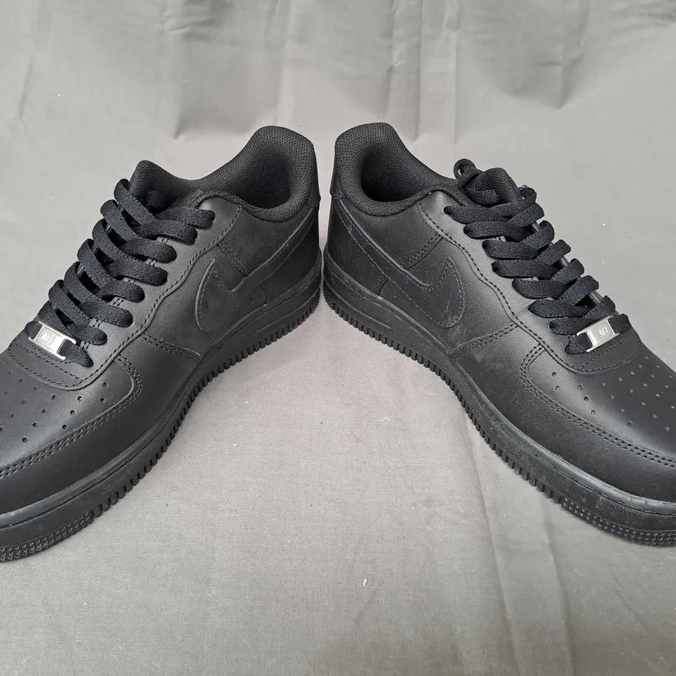 PAIR OF NIKE AIR FORCE 1 SHOES IN BLACK UK SIZE 7