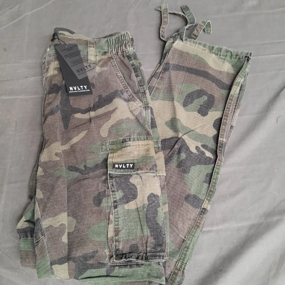 NVLTY DRAWSTRING LEG CARGO PANTS IN CAMO GREEN SIZE M