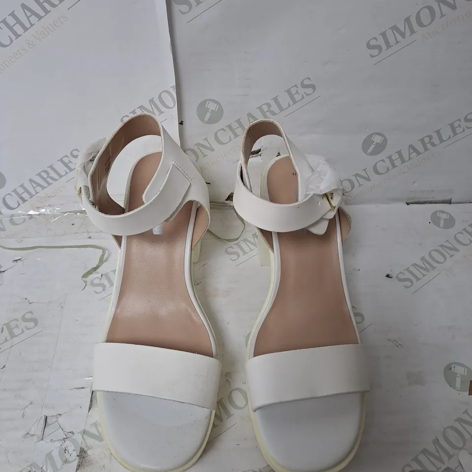 APPROXIMATELY 15 PAIRS OF BAGGED BLOCK HEEL OPEN TOE WHITE HEELS IN VARIOUS SIZES 