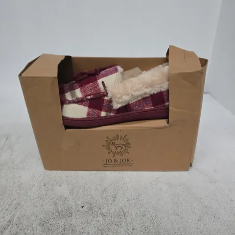 JO & JOE PEMBROKE CHERRY WOMEN’S SLIPPERS, UK 6