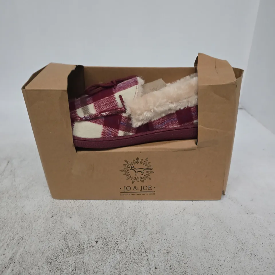 JO & JOE PEMBROKE CHERRY WOMEN’S SLIPPERS, UK 6