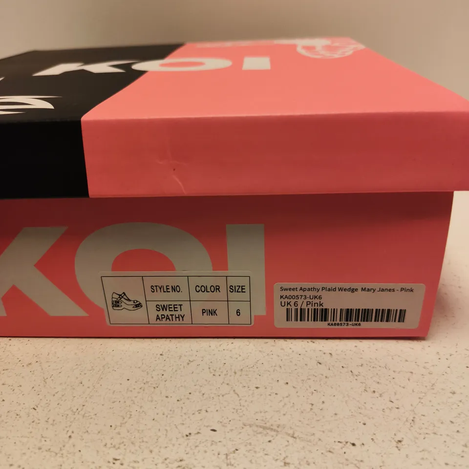 KOI SWEET APATHY PLAID WEDGE MARY JANES – PINK, UK 6, BOXED