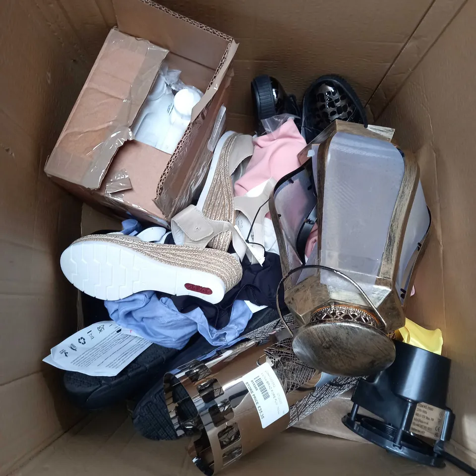 APPROXIMATELY 15 X ASSORTED HOUSEHOLD ITEMS. INCLUDES CLOTHING, HANDBAGS, SHOES ETC 