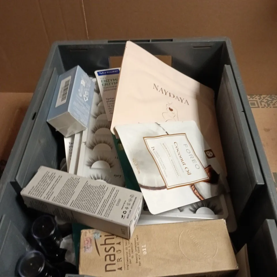 APPROXIMATELY 20 ASSORTED COSMETIC ITEMS INCLUDING AKT THE DEODORANT BALM , ORAL B TOOTHBRUSH HEADS AND JAYSUING SMOOTHING SOLUTION 