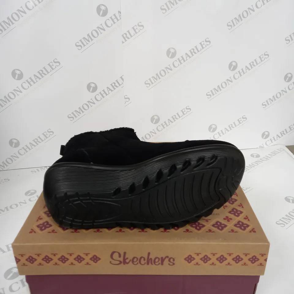 BOXED PAIR OF SKECHERS ZIP BOOTS BLACK SIZE 7
