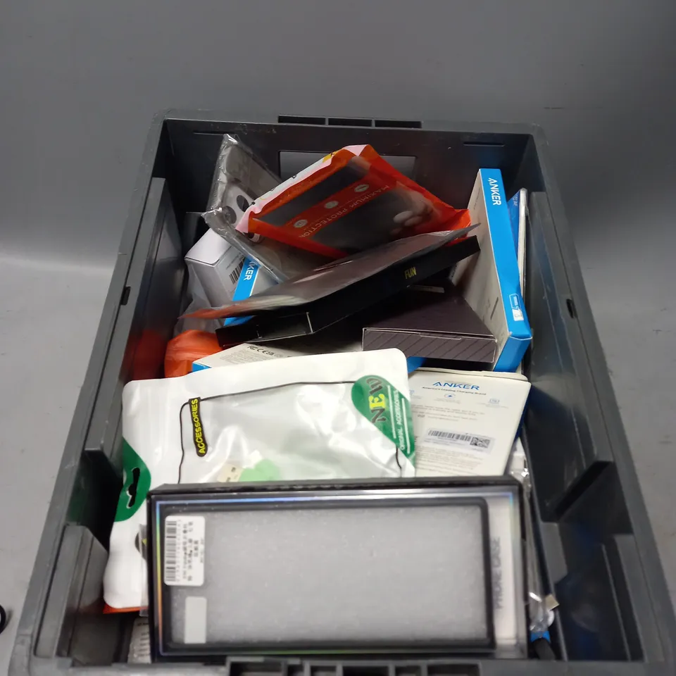 APPROXIMATELY 30 ASSORTED SMARTPHONE ACCESSORIES TO INCLUDE SCREEN PROTECTORS, CHARGING CABLES, PROTECTIVE CASES ETC 