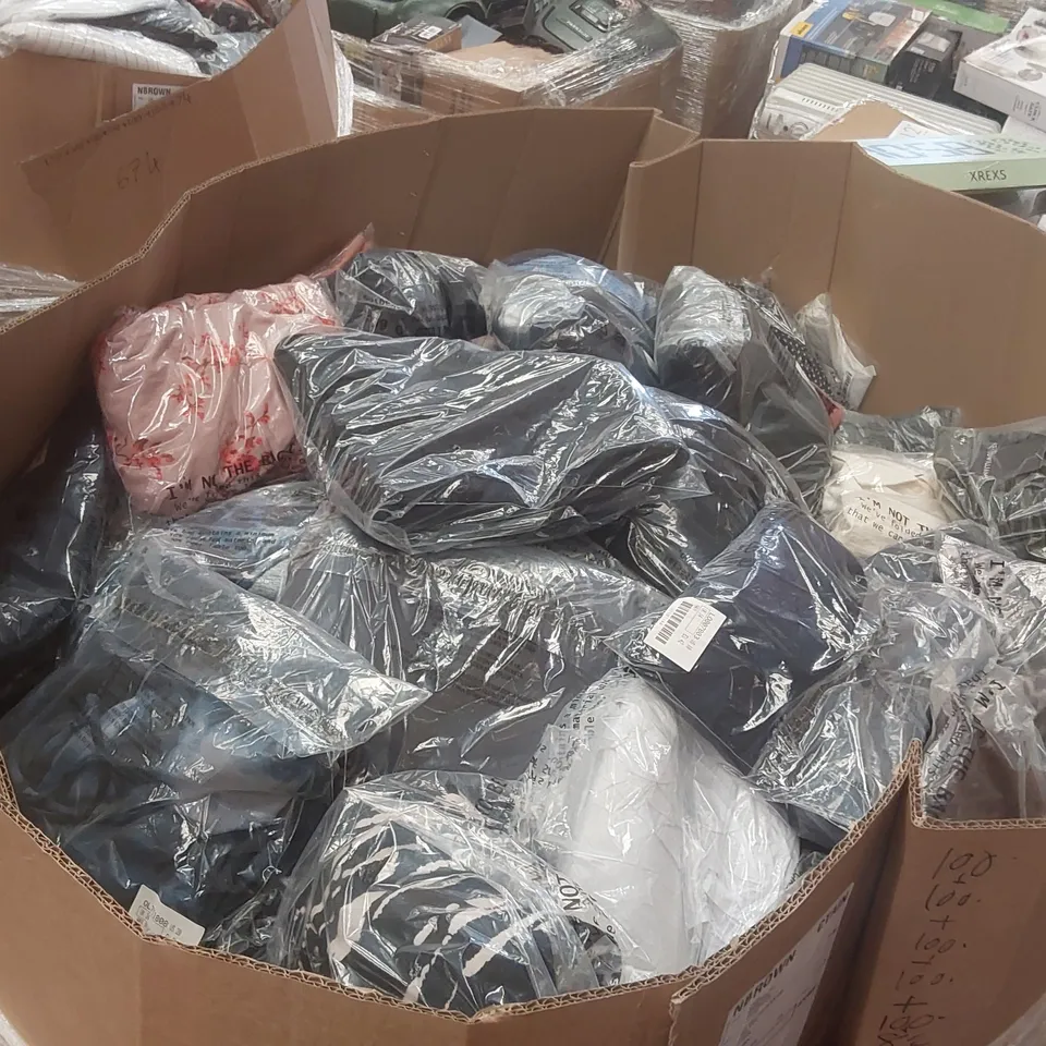 PALLET CONTAINING APPROXIMATELY 550x BRAND NEW ASSORTED DESIGNER CLOTHING ITEMS