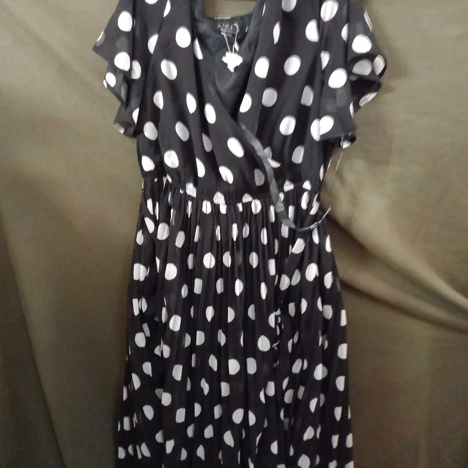 IN THE STYLE PETITE POKEDOT DRESS IN BLACK/WHITE