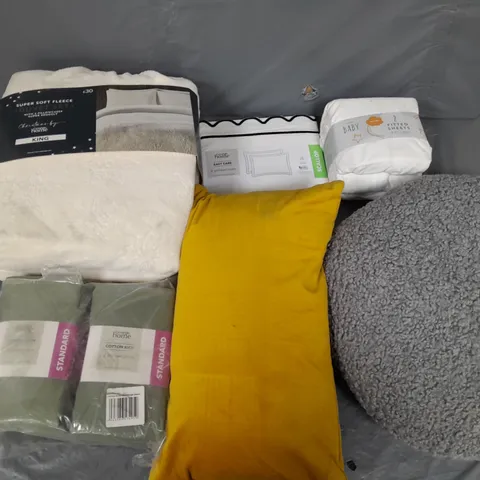 APPROXIMATELY 8 ASSORTED HOUSEHOLD ITEMS TO INCLUDE BEDDING, AND CUSHIONS IN VARIOUS SIZES AND STYLES 