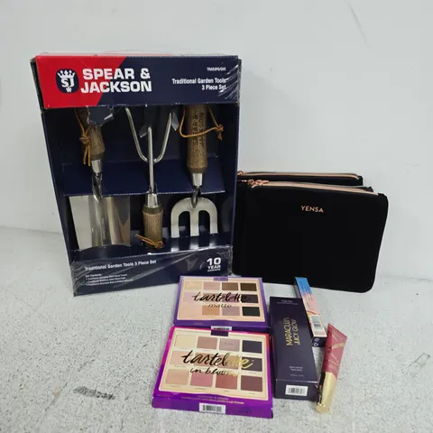 APPROXIMATELY 25 ASSORTED ITEMS TO INCLUDE TARTE PALETTE, YENSA POUCH, SPEAR & JACKSON GARDEN TOOLS, ETC - COLLECTION ONLY