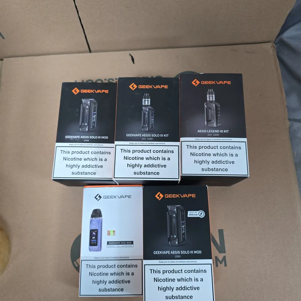 BOX OF APPROXIMATELY 25 ASSORTED E-CIGARETTES AND ACCOMPANIMENTS TO INCLUDE: VARIOUS GEEKVAPE ITEMS 