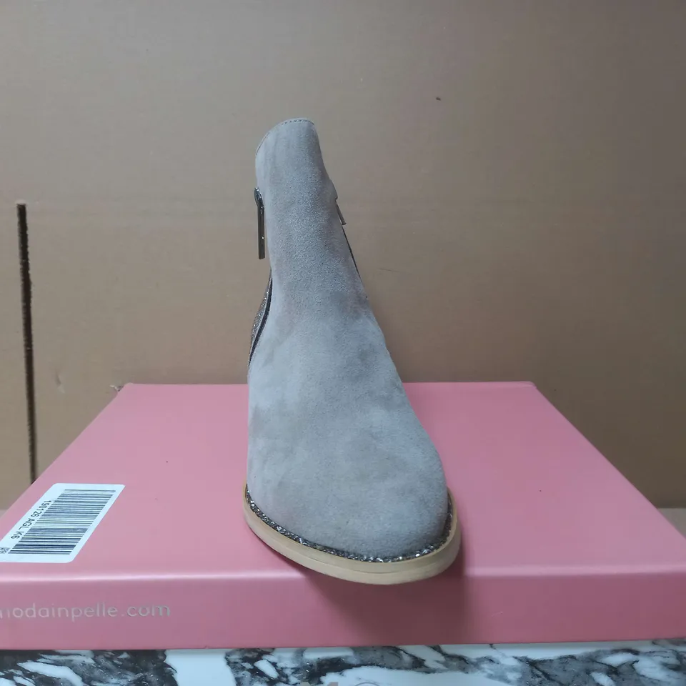BOXED MODA IN PELLE LIGHT GREY HEEL BOOTS - UK 6
