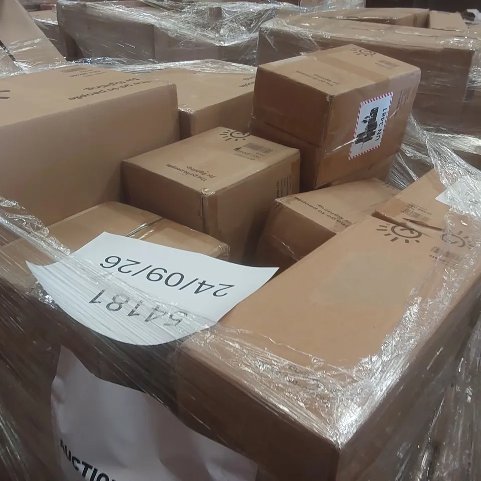 PALLET CONTAINING A VERY LARGE QUANTITY OF ASSORTED DESIGNER LIGHTING PRODUCTS