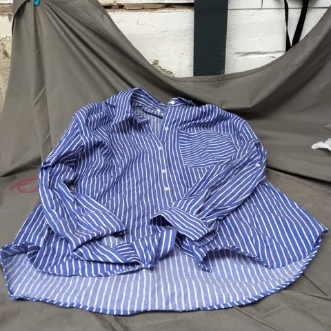 MENS BLUE AND WHITE STRIPED BUTTONED SHIRT
