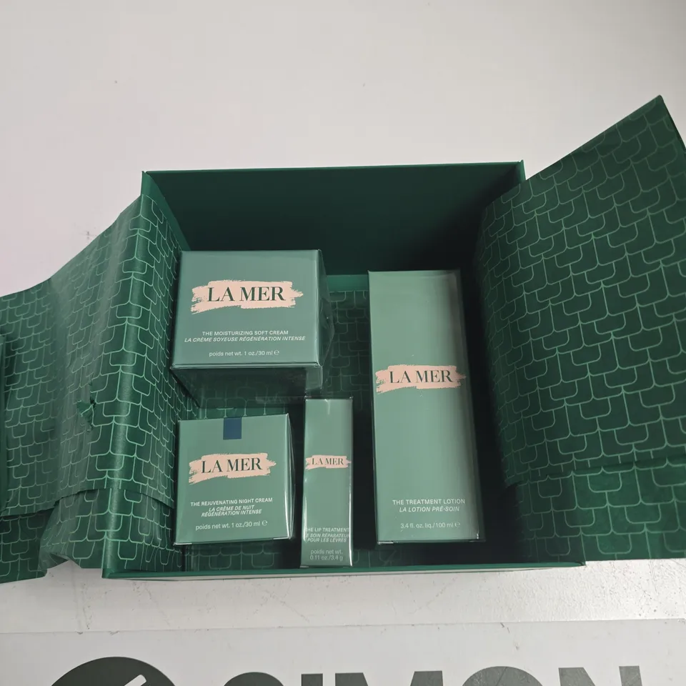 LA MER SKINCARE GIFT SET (BOXED) – MOISTURISING SOFT CREAM, TREATMENT LOTION & LIP TREATMENT