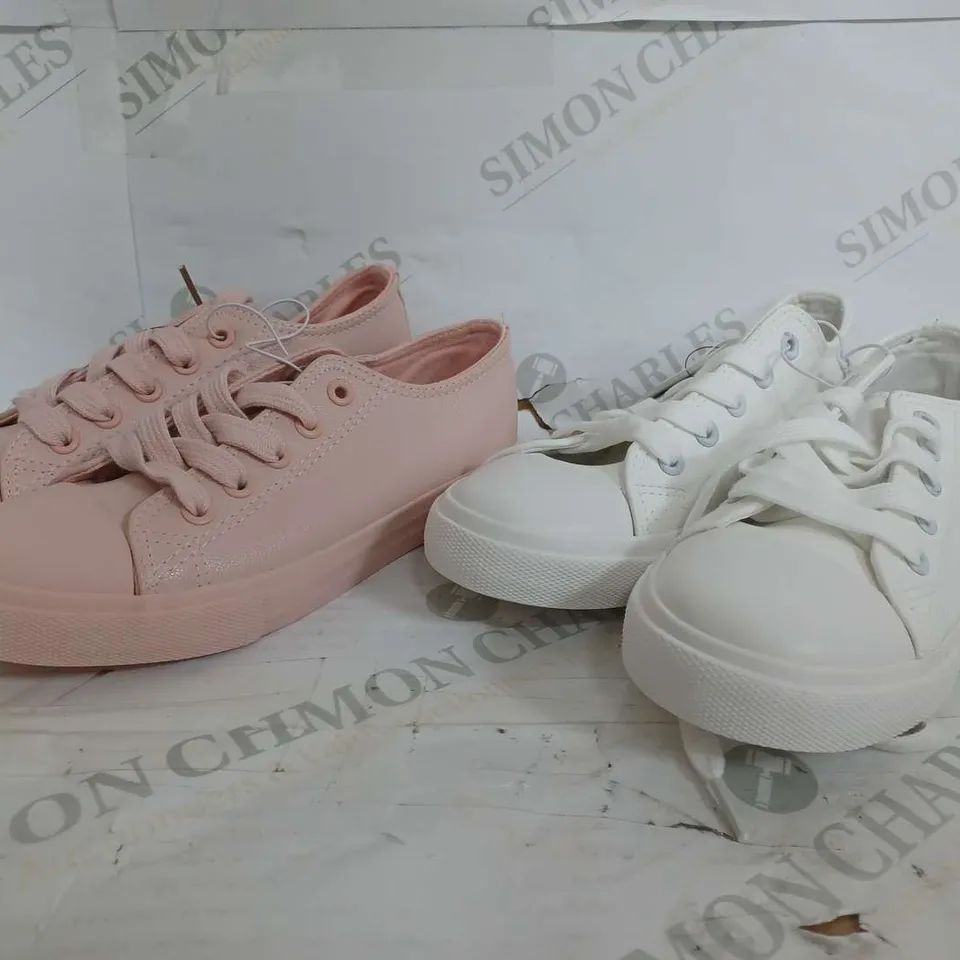 BOX OF APPROX 50 ASSORTED BRAND NEW KIDS CLASSIC TRAINERS IN VARIOUS SIZES & COLOURS