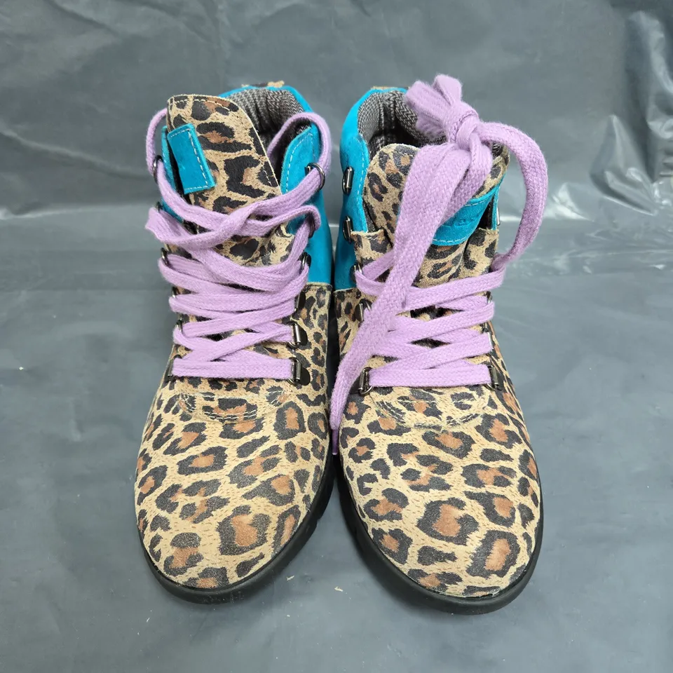 BOXED PAIR OF ADESSO LEOPARD PRINT BOOTS - UK SIZE 39