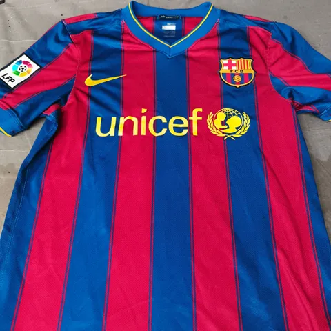NIKE FC BARCELONA FOOTBALL SHIRT – UK SIZE S