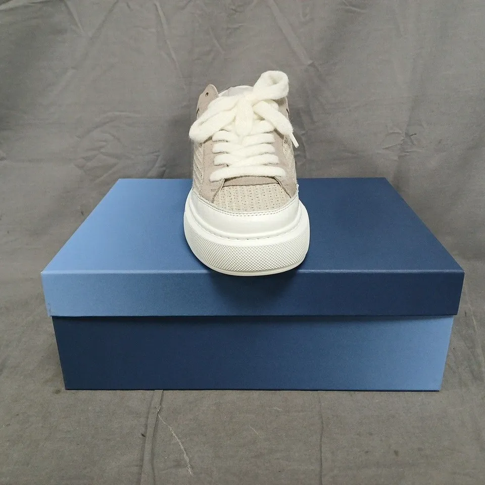 BOXED PAIR OF CLEENS LUXOR TRAINERS IN DUNE SIZE UK 10.5