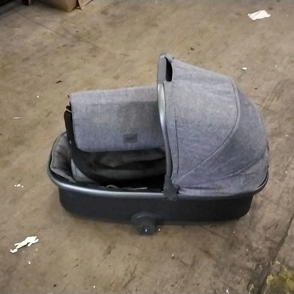 OYSTER 3 ZERO GRAVITY CARRYCOT IN GREY WITH CHANGING BAG