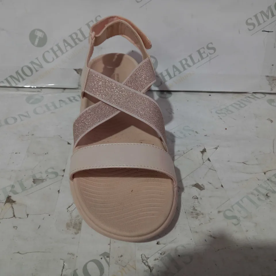 SKECHERS CHAMPAGNE SANDALS SIZE 6