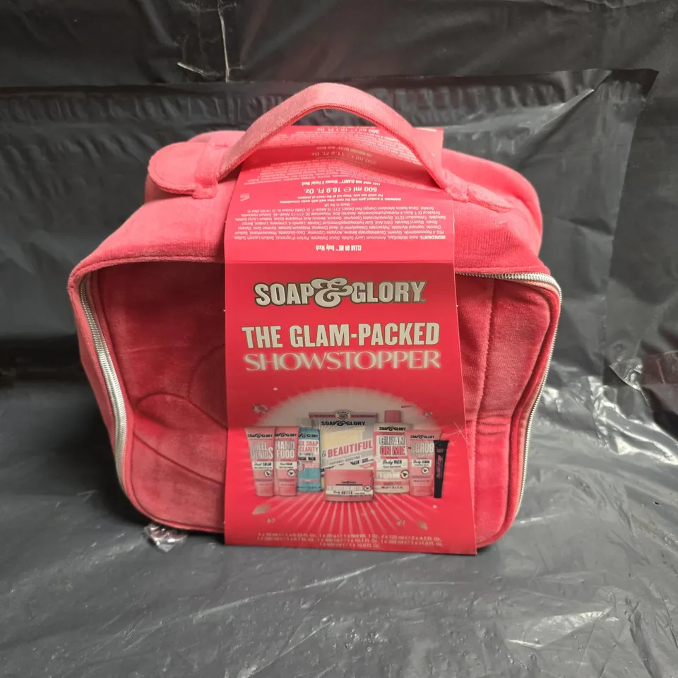SOAP & GLORY THE GLAM-PACKED SHOWSTOPPER GIFT SET IN PINK CARRY BAG