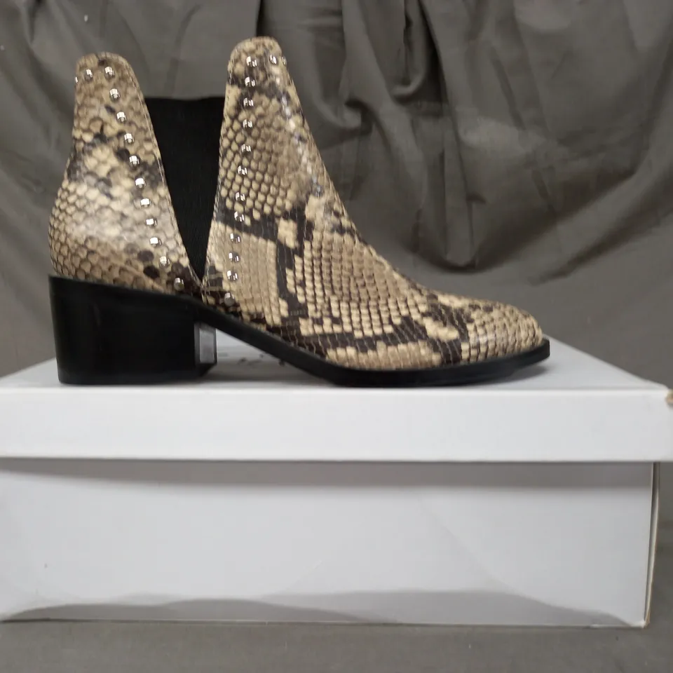 BOXED PAIR OF STEVE MADDEN CADE LEATHER ANKLE BOOTS IN BEIGE EU SIZE 36
