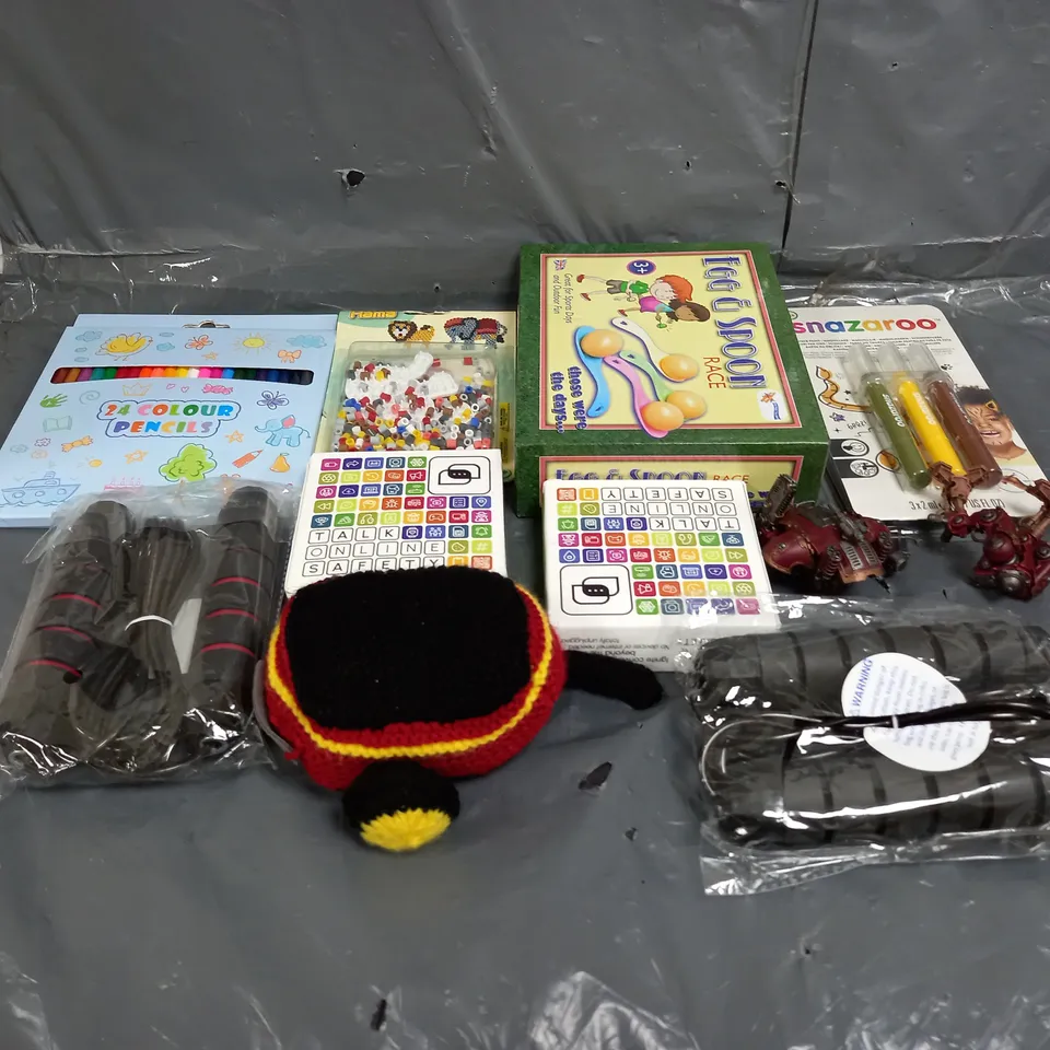 BOX OF ASSORTED TOYS AND GAMES TO INCLUDE COLOURING PENCILS, EGG AND SPOON AND SKIPPING ROPE