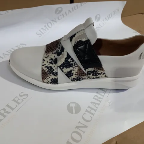 clarks leapord print sandal size 6 