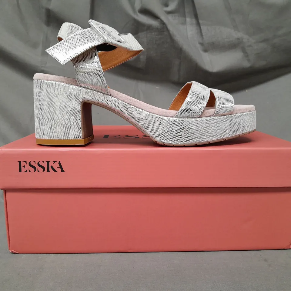 BOXED PAIR OF ESSKA OPEN TOE BLOCK HEEL SANDALS IN METALLIC SILVER/PINK EU SIZE 38