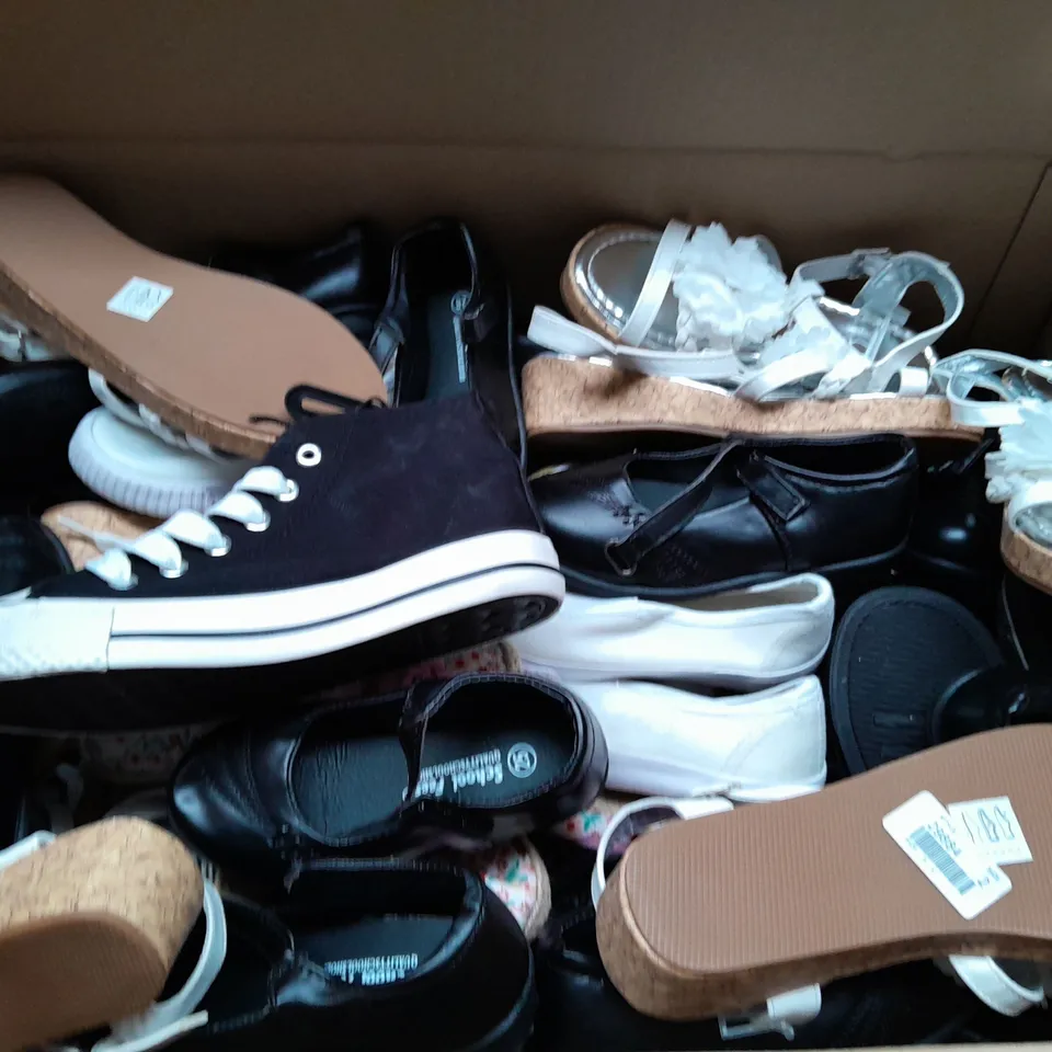 BOX OF APPROX 35 ASSORTED KIDS SHOES IN VARIOUS SIZES & COLOURS 