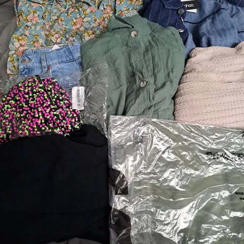 BOX OF APPROXIMATELY 25 ASSORTED CLOTHING ITEMS TO INCLUDE - DRESS, JUMPSUIT, JEANS ETC